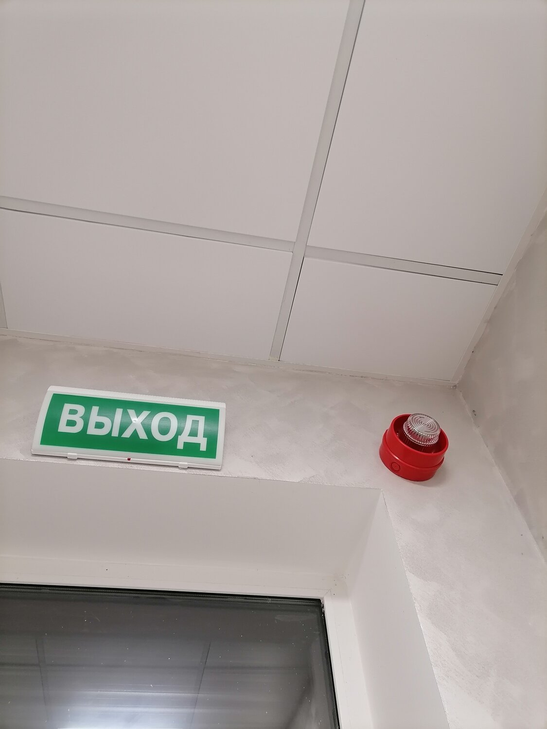 световое табло выход, пожарный выход, табло выход, табло выход над дверью, подключение табло выход