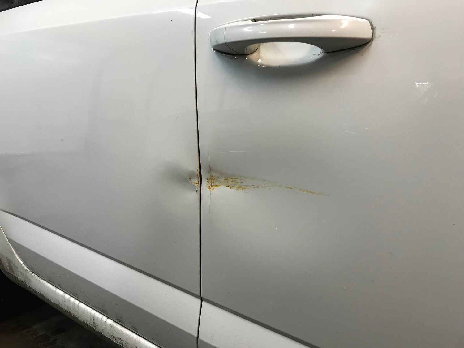 автомобиль, авто, вмятина на двери автомобиля, машины, накладки на двери автомобиля