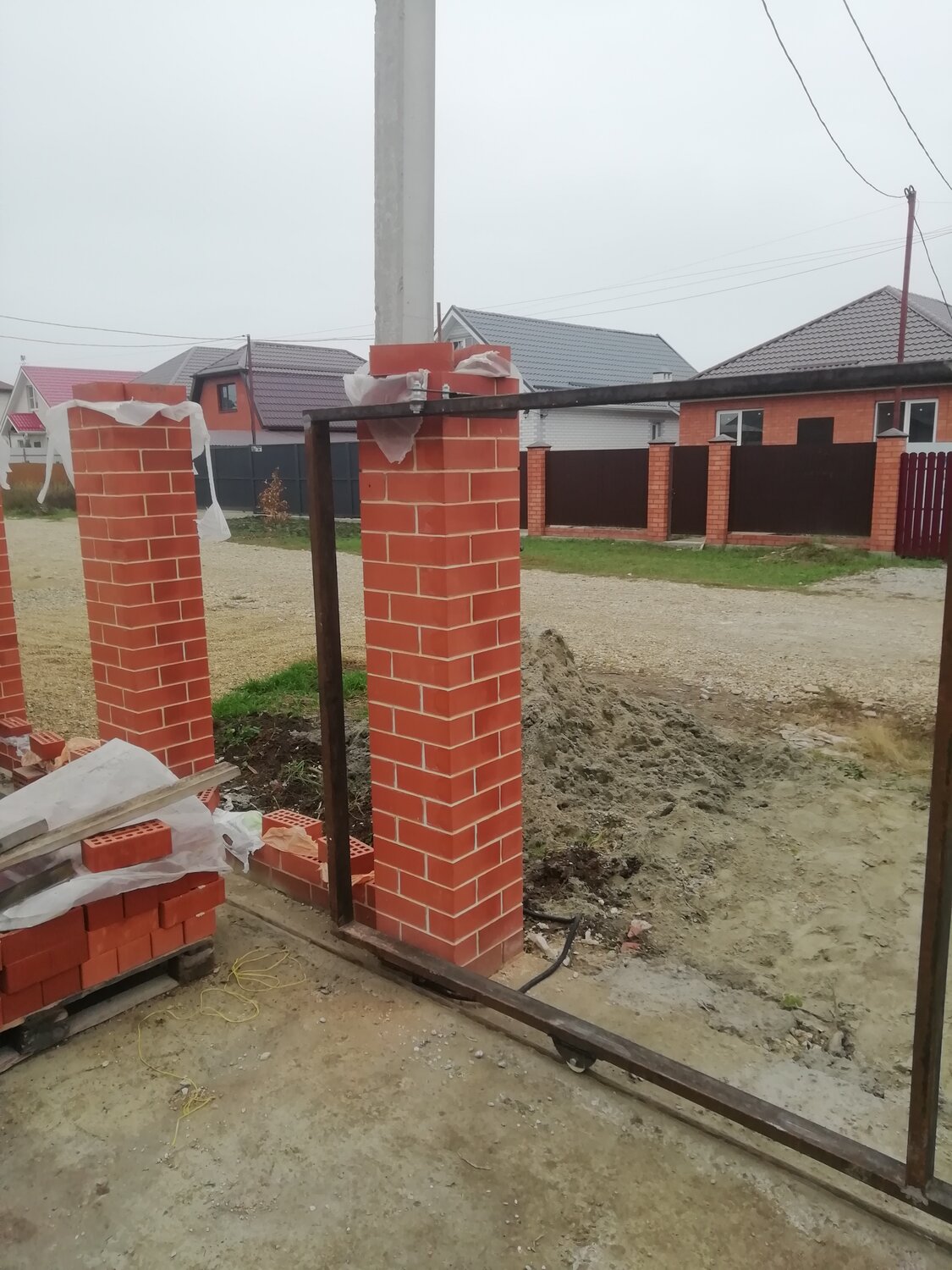 кирпичные столбы, забор с кирпичными столбами, столбы из кирпича, столбы из кирпича для забора, заборные столбы из кирпича