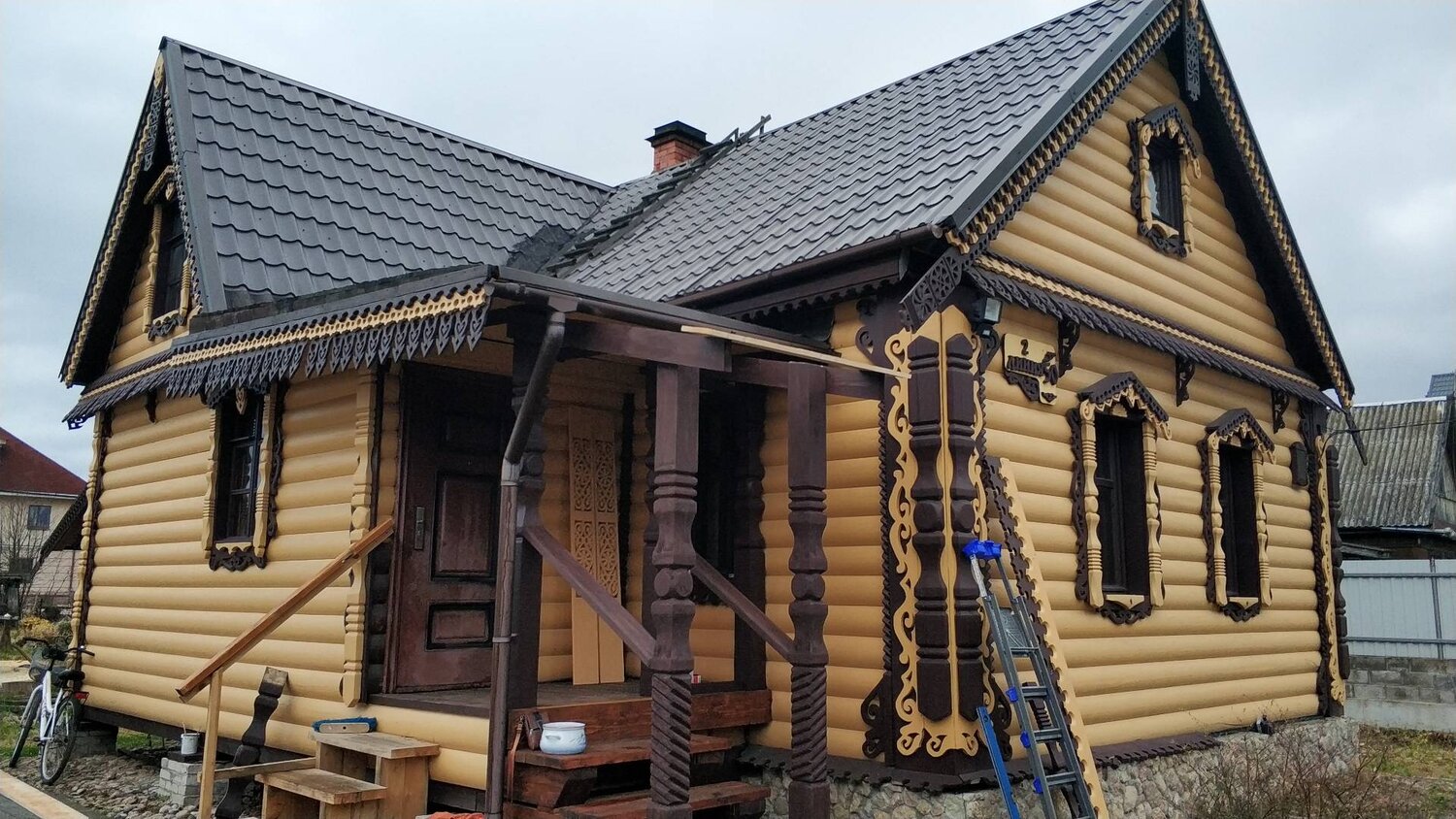 сруб дома, дом бревно, дом из бревна, крашеный дом из бревна, фасад деревянного дома