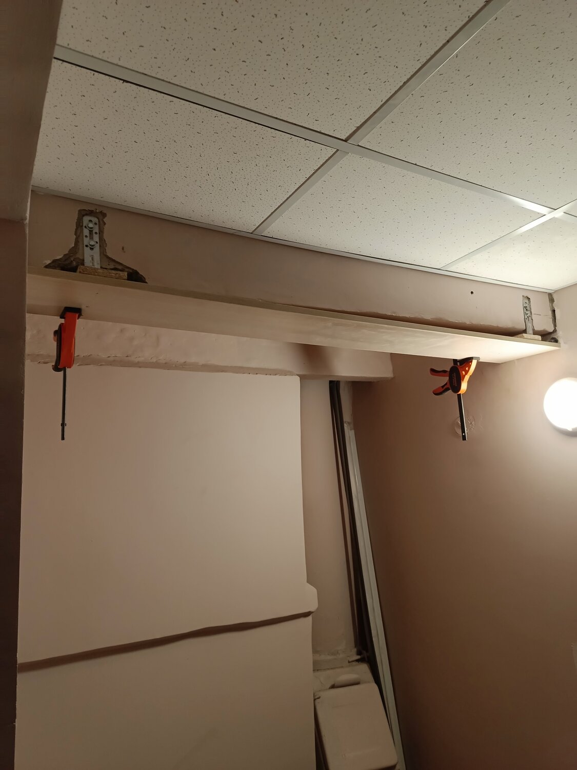 монтаж светильников, закладная под натяжной потолок для шкафа, электромагнитный замок с доводчиком perco, подвесной потолок в гараже, закладная под натяжной потолок