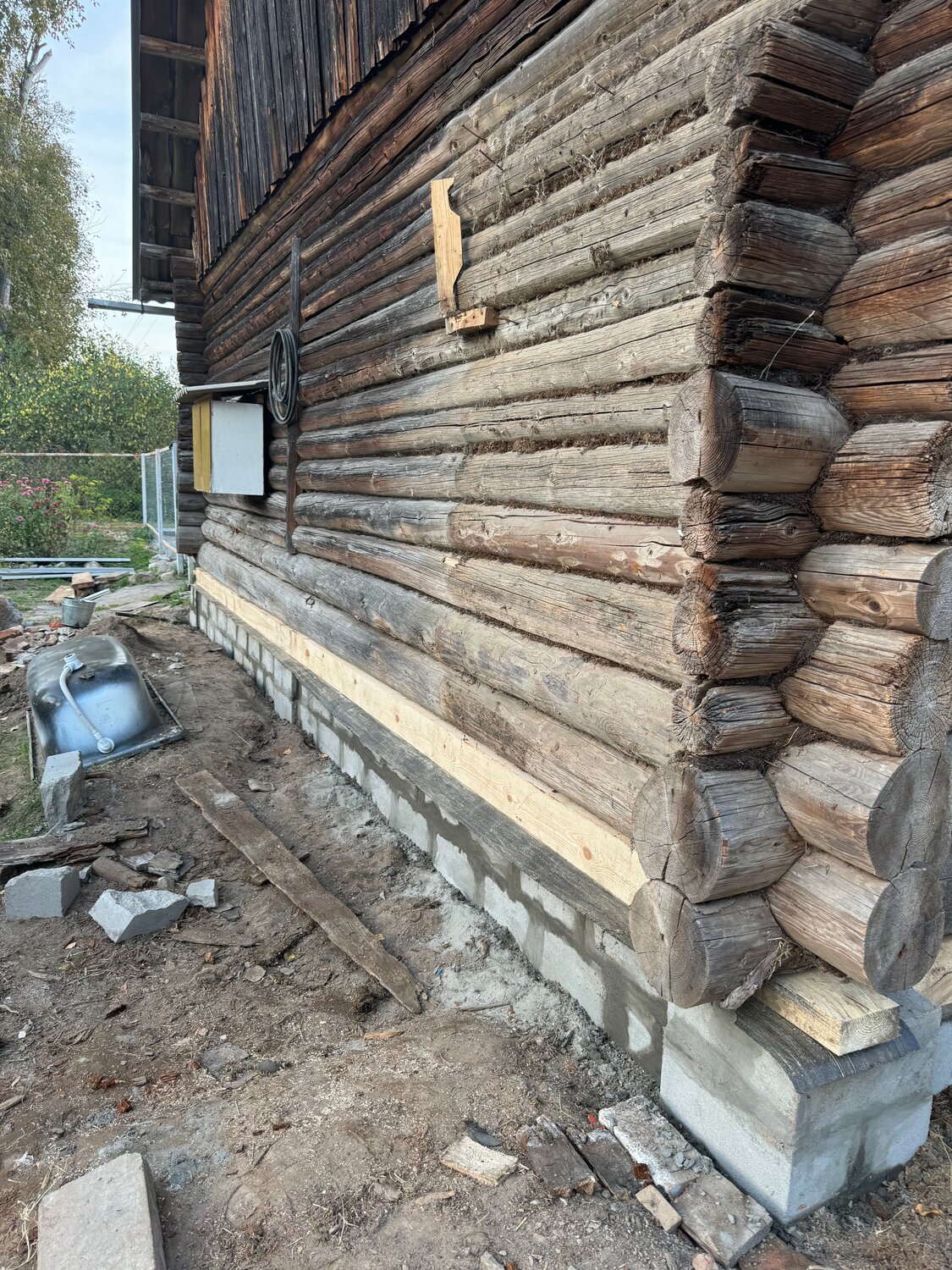 замена нижнего венца деревянного дома, замена венцов в деревянном доме, замена фундамента под деревянным домом, ремонт фундамента деревянного дома, реставрация деревянного дома