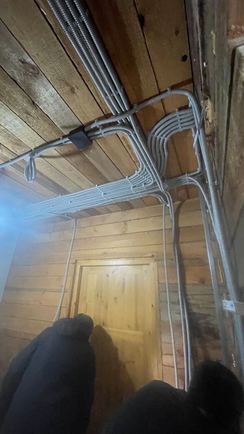электромонтаж в деревянном доме, монтаж электропроводки в деревянном доме, электрика в деревянном доме, прокладка кабеля в деревянном доме, монтаж электропроводки