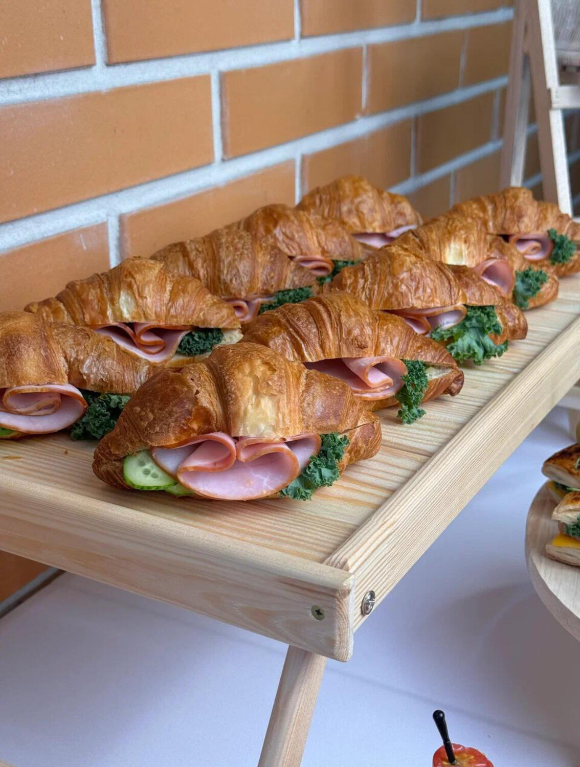 сэндвич из круассана с ветчиной, круассан с ветчиной и сыром, сэндвич круассан брецельный ветчина, круассан с ветчиной и сыром рецепт, круассан с ветчиной