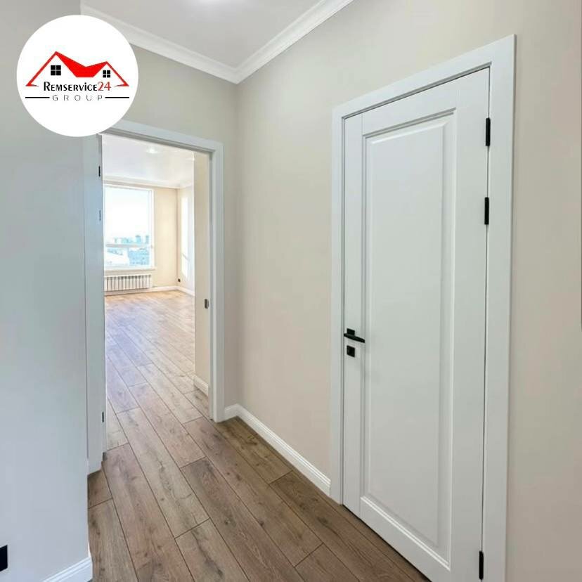 интерьер с белыми дверями, светлые двери в интерьере, белые двери межкомнатные в интерьере, дверь, белые двери в интерьере квартиры