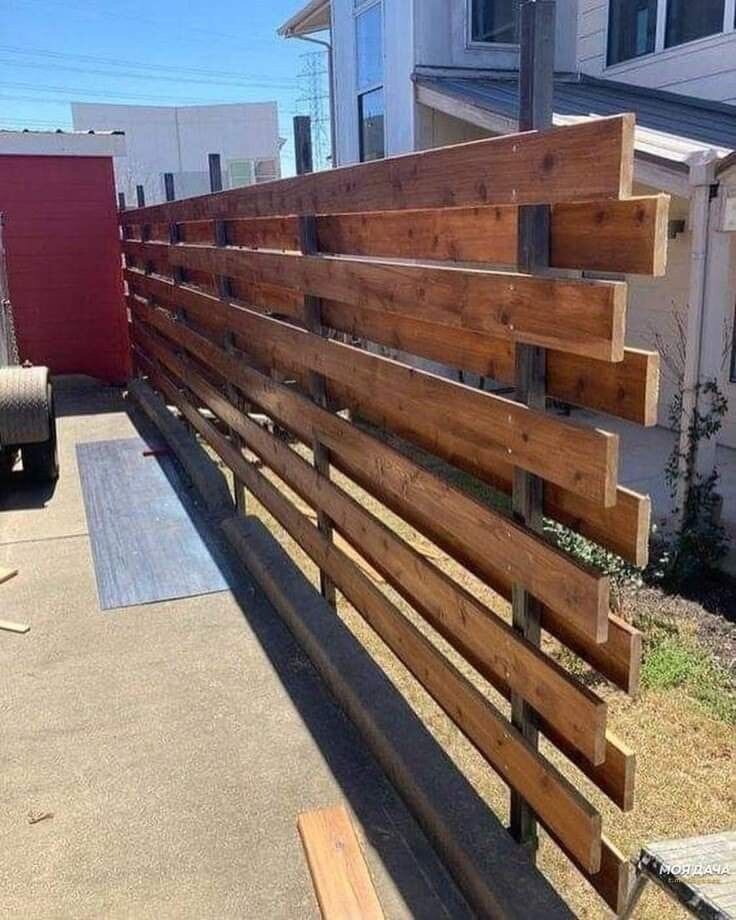 деревянные заборы, деревянный забор горизонтальный, горизонтальный забор из досок, горизонтальный забор из необрезной доски, забор из поддона