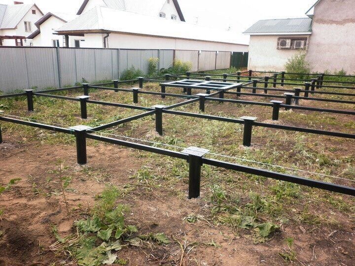 свайно винтовой фундамент, фундамент на винтовых сваях, фундамент из винтовых свай, обвязка свай трубой 20х40, свайно-винтовой фундамент 108 мм