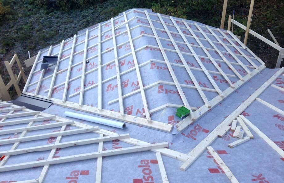 обрешетка вальмовой кровли, изоспан для холодной кровли под металлочерепицу, ютафол гидроизоляция кровли, обрешетка крыши, контробрешетка кровли