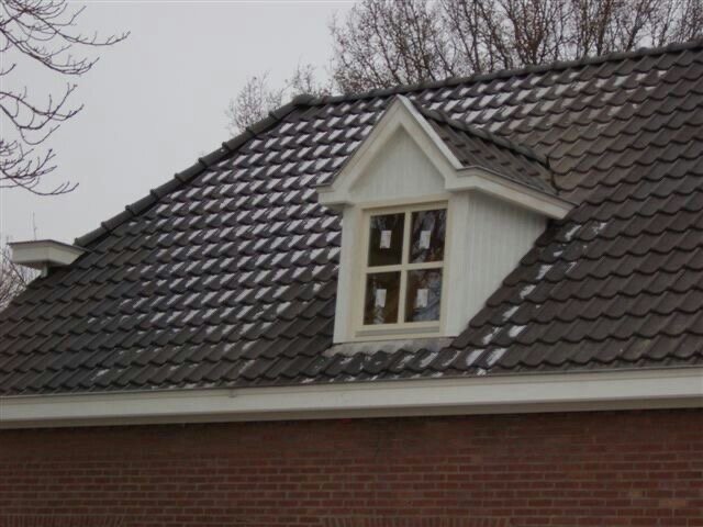 дормер в крыше металлочерепица, люкарна фронтон, мансардная крыша с окнами, металлочерепица на крыше, металлочерепица кровля