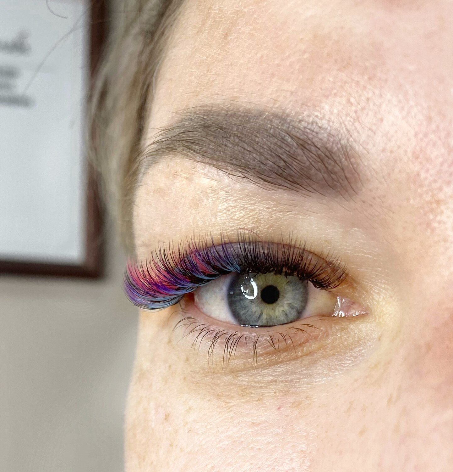 цветные ресницы, нарощенные цветные ресницы, наращивание цветными ресницами, цветные ресницы для карих глаз, нарощенные ресницы цветные вставки