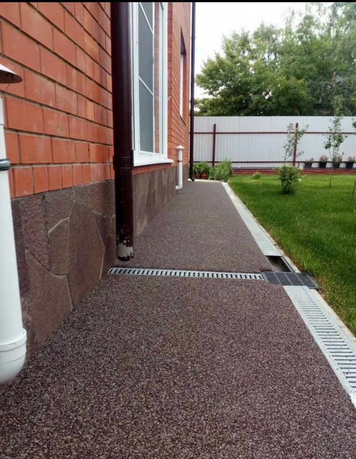 отмостка бехатон, отмостка вокруг дома, отмостка из резиновой крошки, покрытие для дорожек, резиновая плитка для отмостки