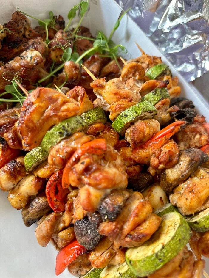 шашлык с овощами, шашлычки на шпажках в духовке на праздничный стол, сет фуршет, куриные шашлычки на шпажках в духовке, шашлык с овощами на шампурах