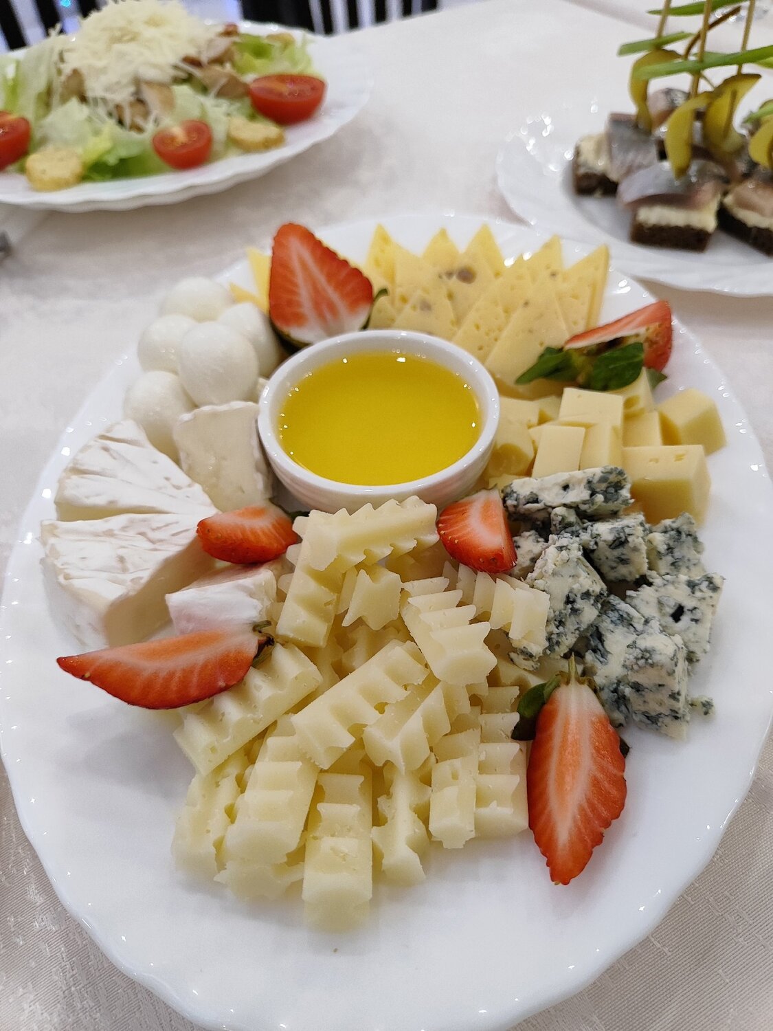 сырная тарелка на праздничный стол оформление, сырное ассорти, сырная тарелка, сырная тарелка в ресторане, сырная тарелка дор блю камамбер