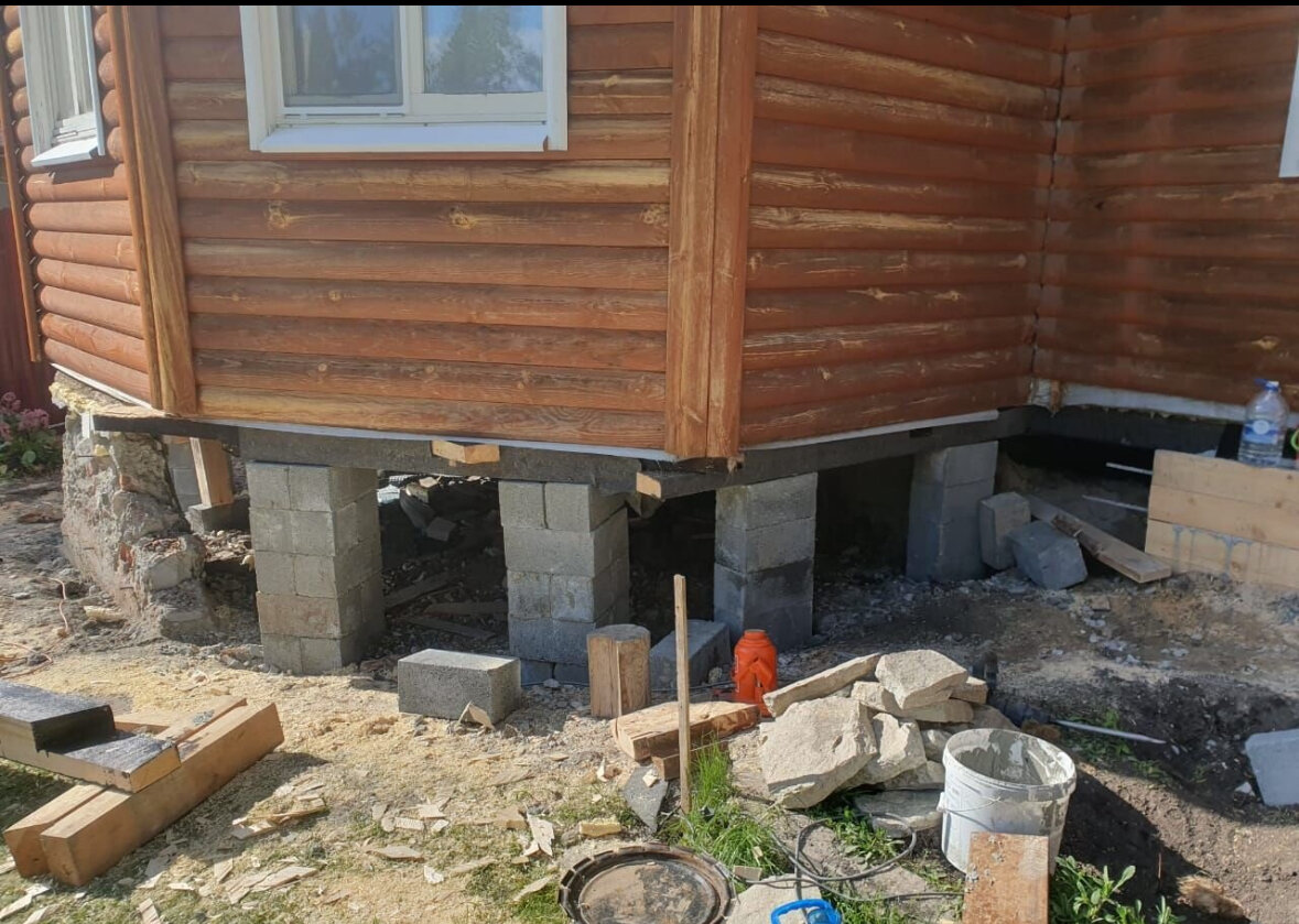 фундамент винтовые сваи, замена фундамента под деревянным домом, подъем дома на винтовые сваи, цоколь на свайном фундаменте, реконструкция фундамента винтовыми сваями