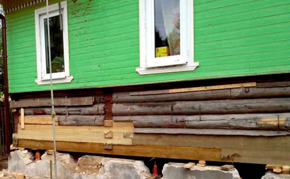 замена нижнего венца деревянного дома, нижние венцы деревянного дома, замена венцов деревянного дома, замена венцов в деревянном доме, замена фундамента под деревянным домом