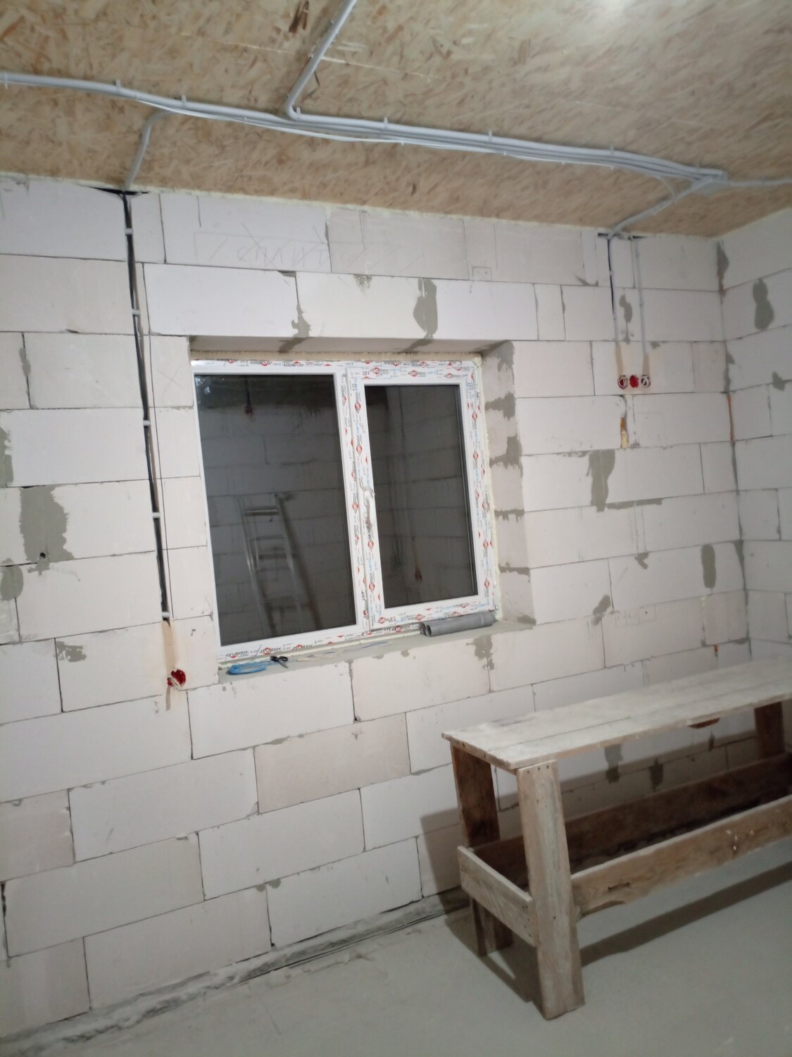 внутренняя отделка дома из газобетона, окна в доме из газобетона, перегородка из газобетона, отделка дома из газобетона, дом из газобетона