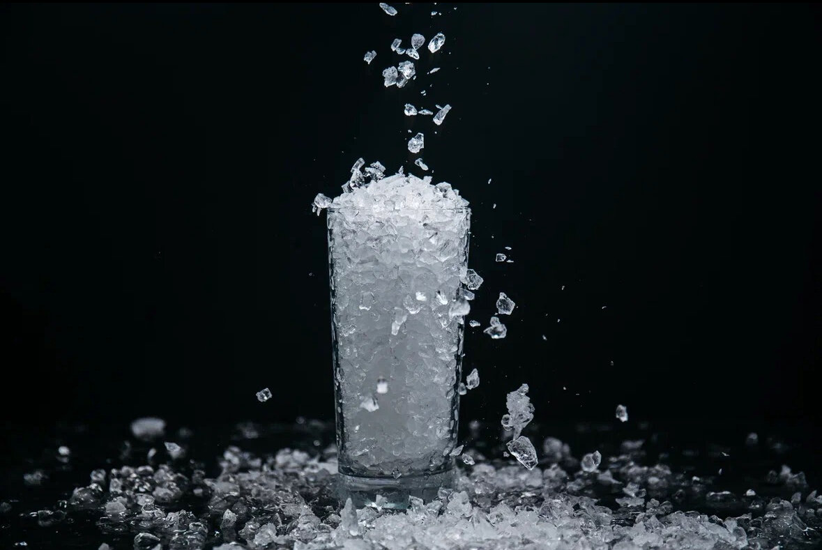 a glass of water, в стакане со льдом, вода в стакане, налей воды, стакан воды со льдом