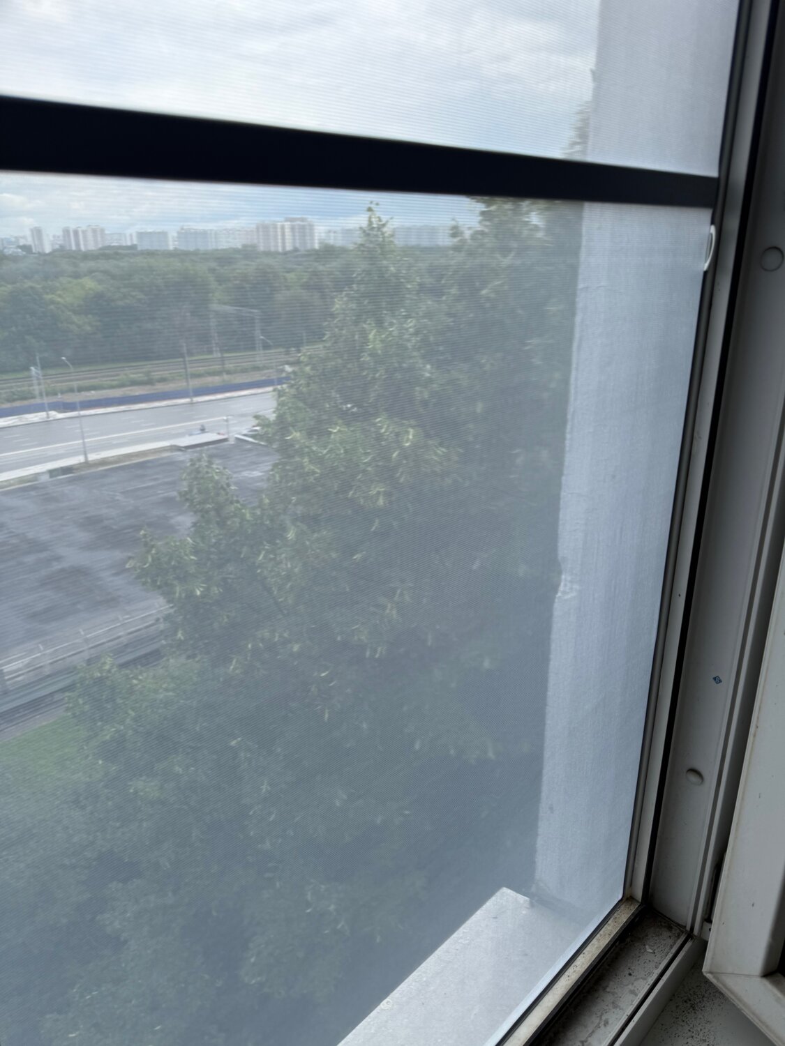 окно с москитной сеткой, москитная сетка на раздвижные окна на балконе, лоджия остекление, москитная сетка на окно пластиковое, раздвижные окна на балкон