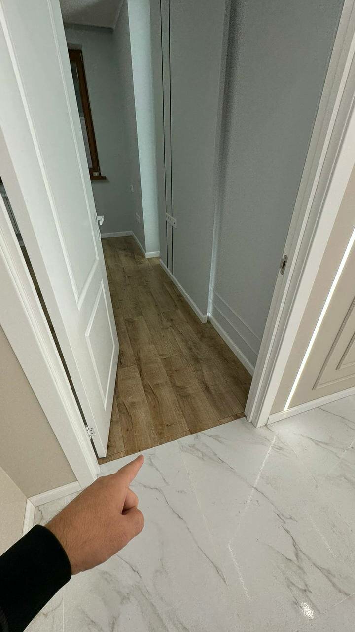 квартира интерьер, квартир, двери и полы, напольное покрытие, межкомнатная дверь