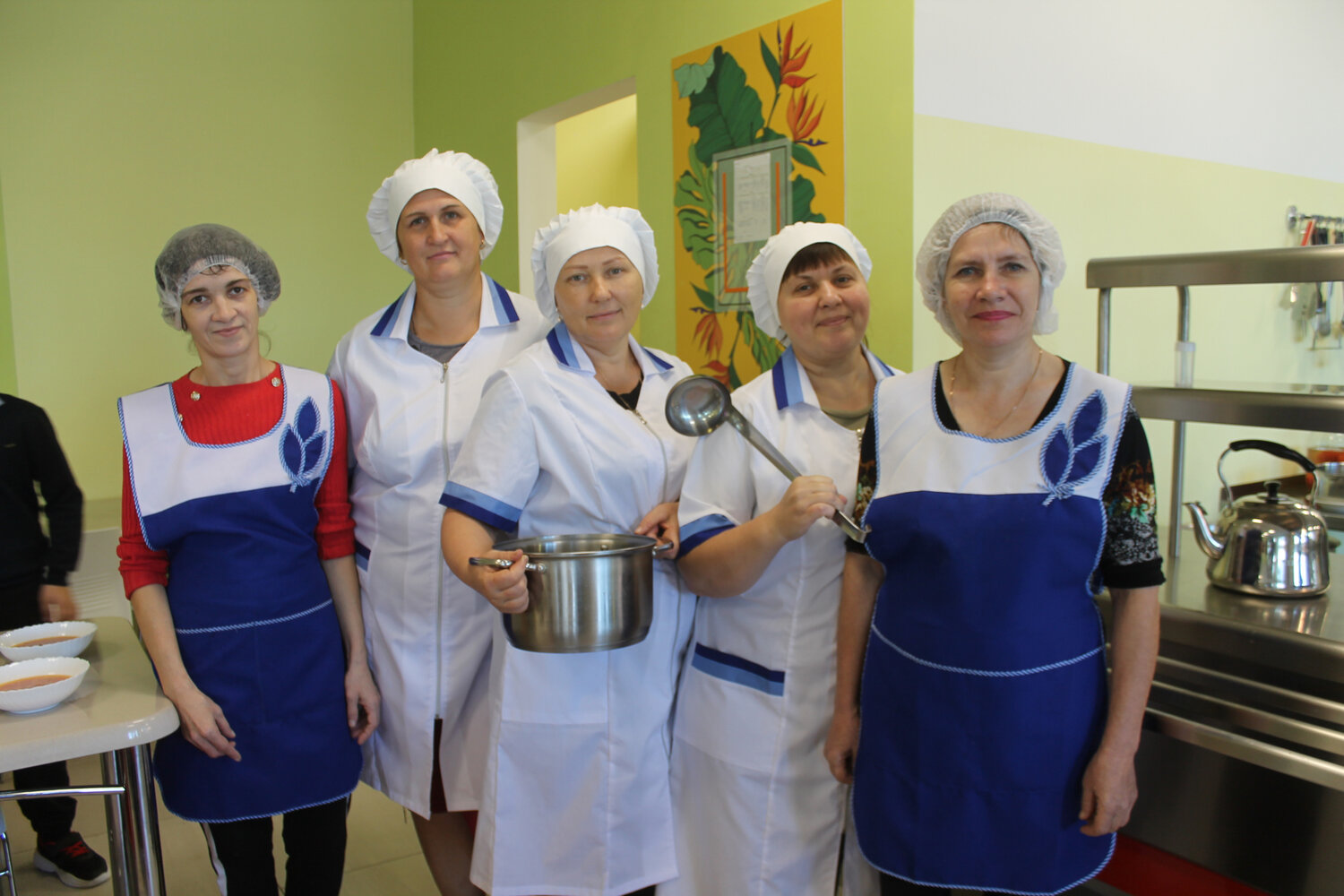 работник столовой, работница столовой, повар в школьной столовой, повариха в школьной столовой, повар в столовой