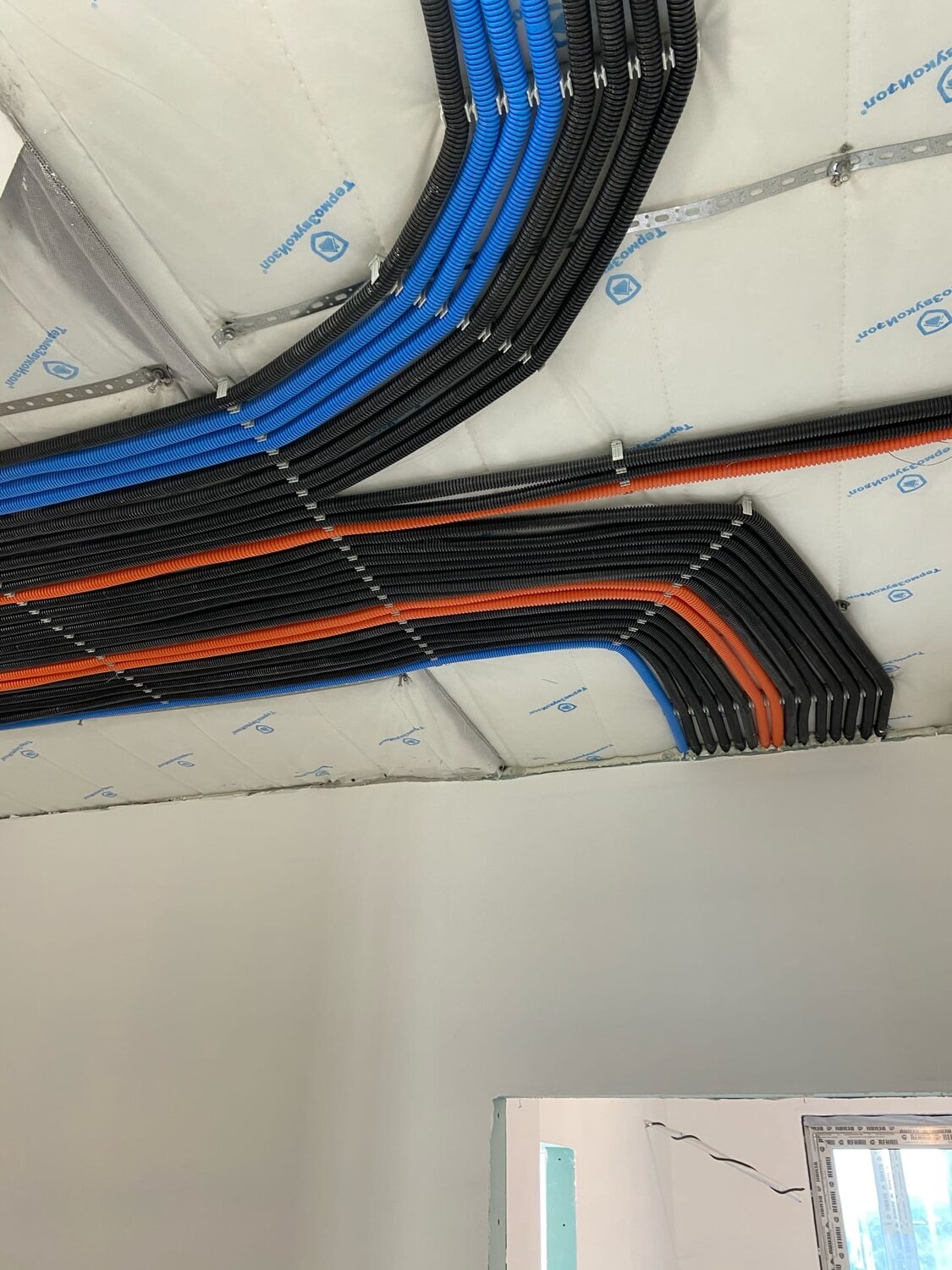 электромонтажные работы, электрика по потолку, монтаж электропроводки, разводка электрики, прокладка кабеля по полу