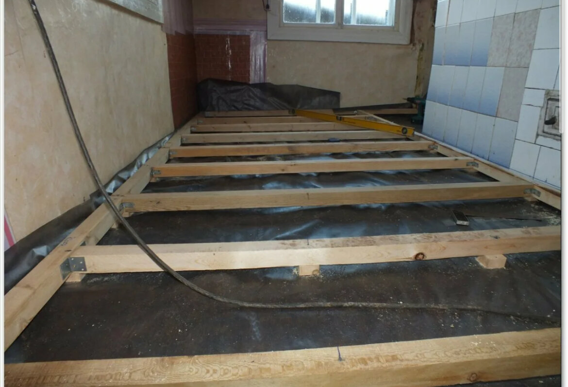 Схематичное изображение или фото процесса монтажа двухуровневого пола