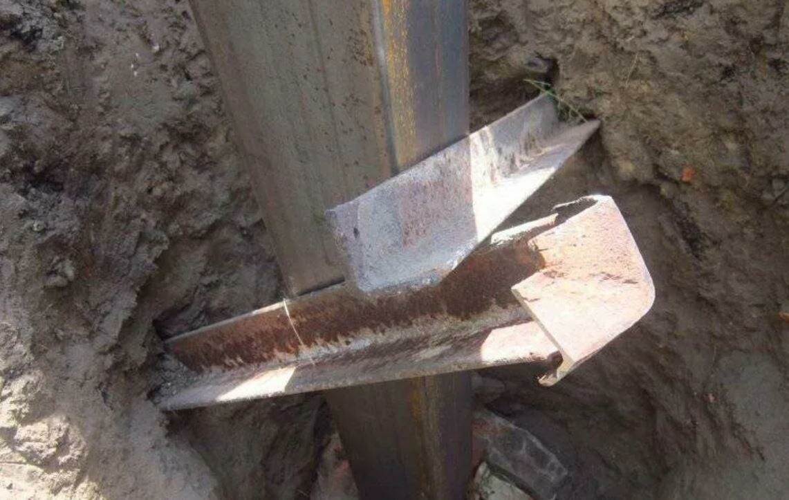 Монтаж металлических столбов для заборов и ограждений