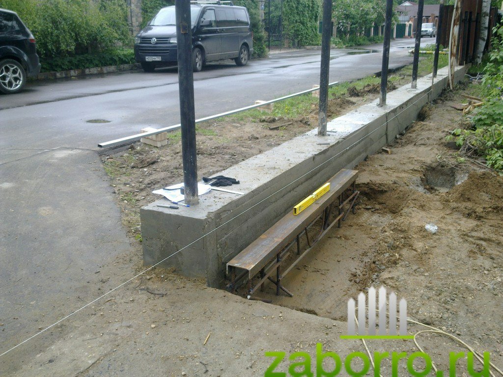 Монтаж металлических столбов для заборов и ограждений