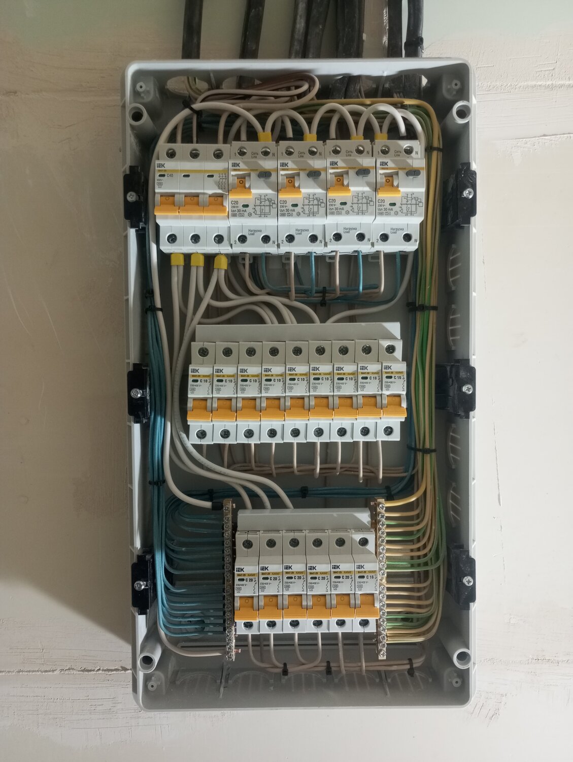 выключатель автоматический ва47-29 иэк, электрика, электромонтаж распред щита, распределительный щит для электропроводки 7к-52, щит распределительный квартирный расключенный