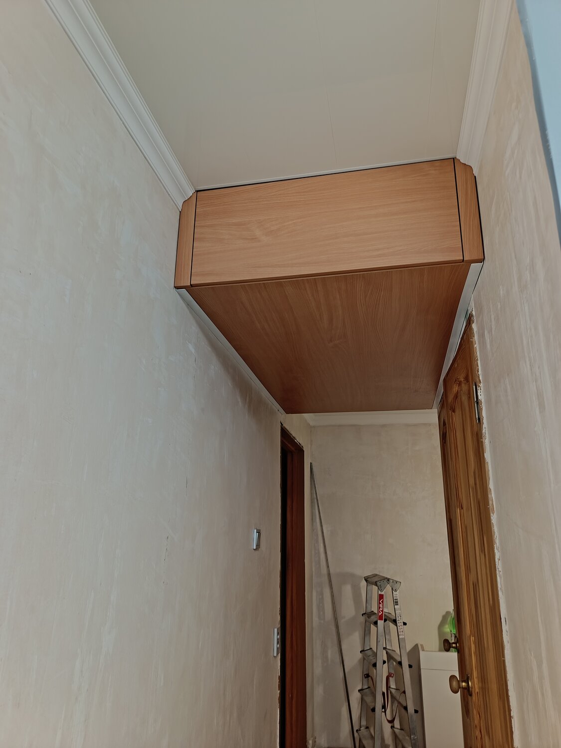 антресоль своими руками в коридоре под потолком, антресоль в прихожей под потолком, антресоль над входной дверью, антресоль над дверью в коридоре, антресоли над дверью