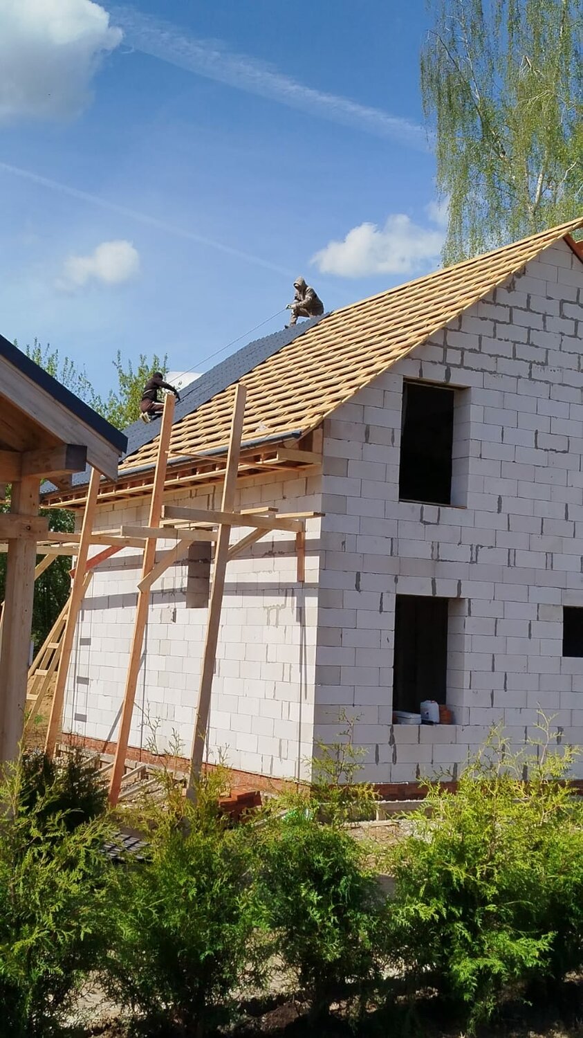дом из газосиликатных блоков, стройка домов из пеноблоков, строительство дома из газобетона, дом с мансардой из газобетона, стропильная система двухскатной крыши в доме из газобетона
