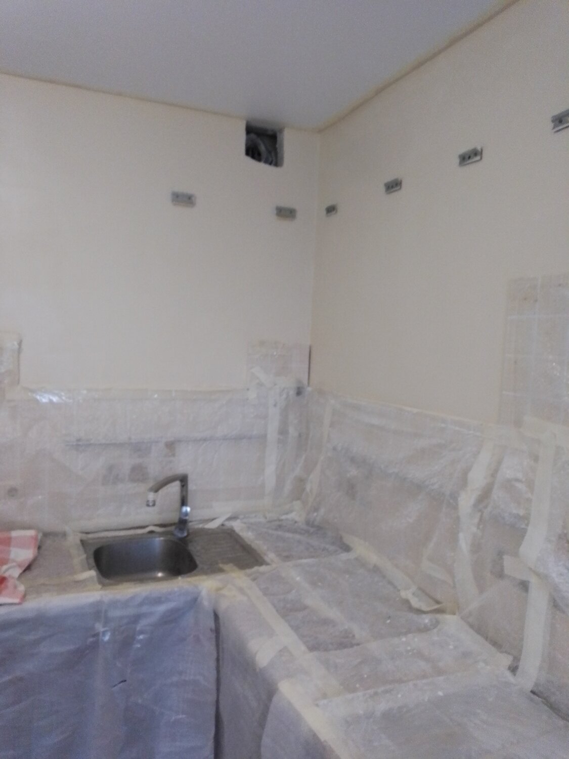 фартук из плитки на кухне, фартук на кухне из керамогранита, укладка фартука из плитки на кухне, кухня с обоями, кафель на кухне