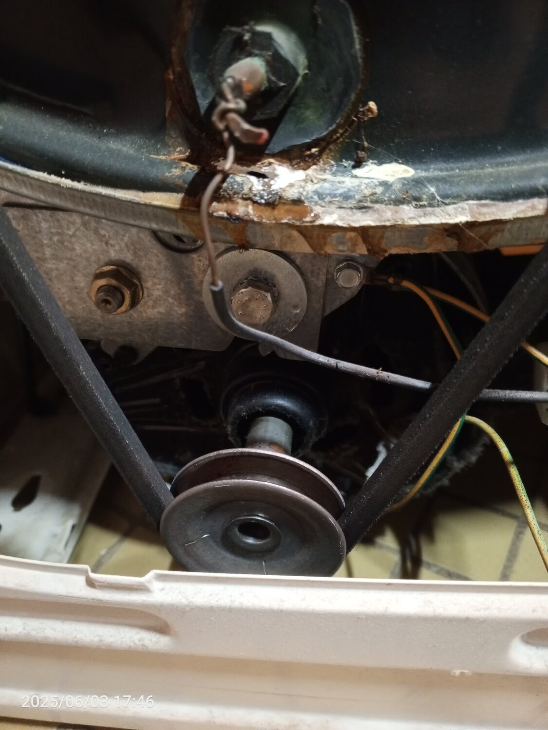 замена подшипника стиральной машины, разобранная стиральная машина, разбор стиральной машины, стиральная машина ремонт, двигатель стиральной машины