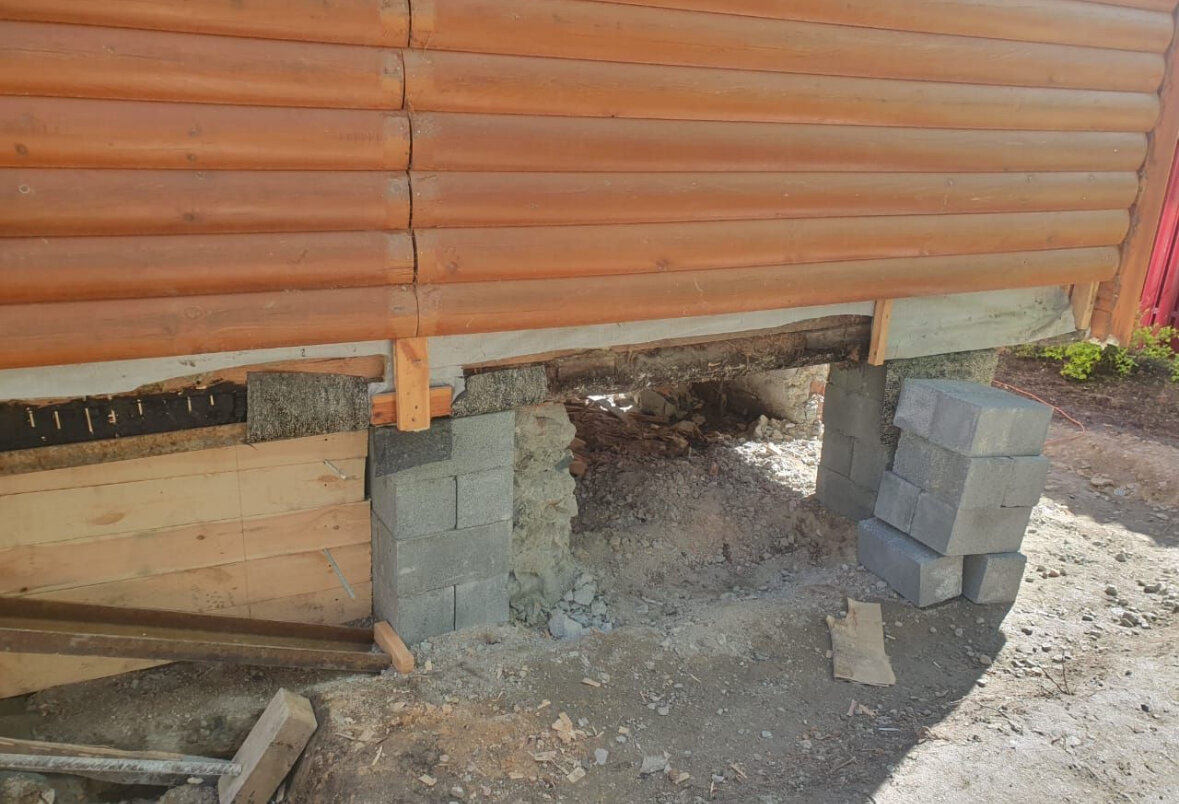 утепление свайного фундамента деревянного дома, забирка столбчатого фундамента, цоколь на свайном фундаменте, утепление свайного фундамента, замена фундамента под деревянным домом