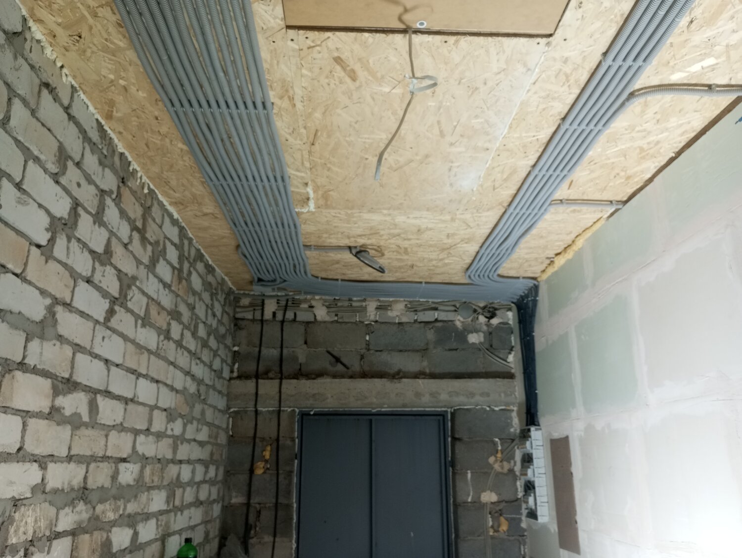 электрика в квартире, электропроводка по потолку, монтаж электропроводки, электромонтаж в квартире, монтаж электропроводки по потолку