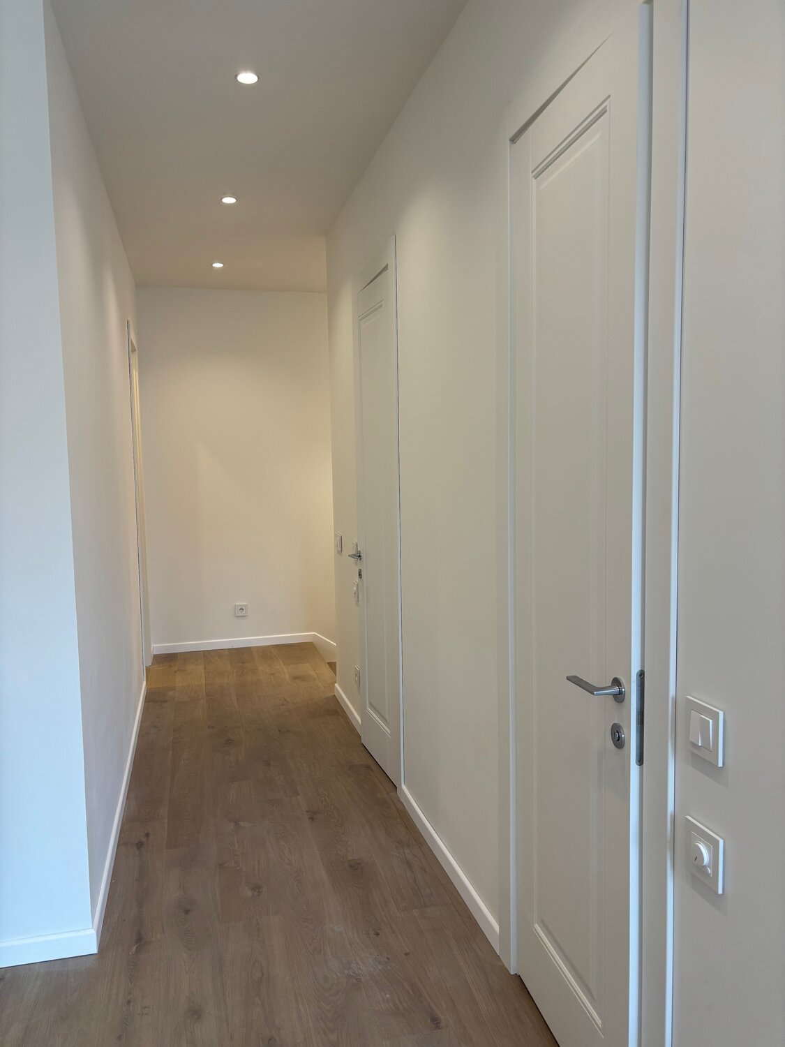 интерьер белые двери, белые межкомнатные двери в интерьере, плинтус и скрытая дверь, двери скрытого монтажа в интерьере, интерьер