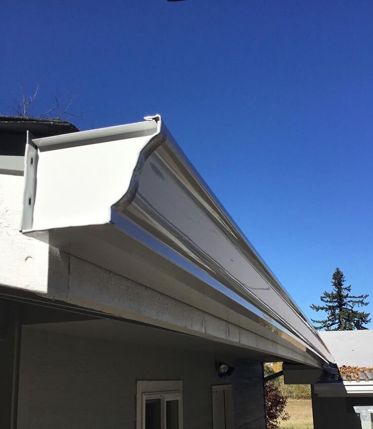 подшивка крыши белыми софитами, карниз на доме, водосточные желоба, gutter gutter, карниз у дома