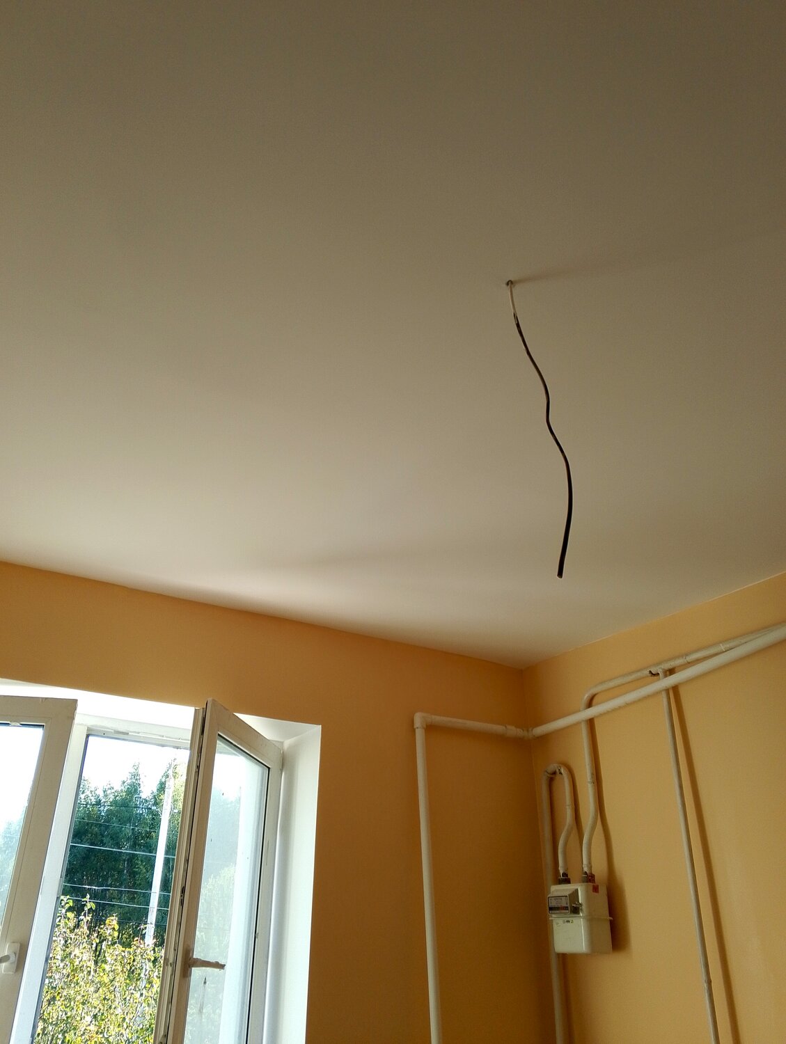 натяжного потолка, матовые натяжные потолки, покраска потолка, провода на потолке, натяжной потолок матовый белый