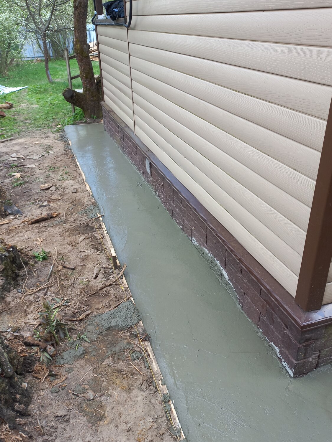 отмостка вокруг дома, отмостка вокруг дома своими руками из бетона, отмостка для дома, варианты отмостки вокруг дома, обустройство отмостки вокруг дома