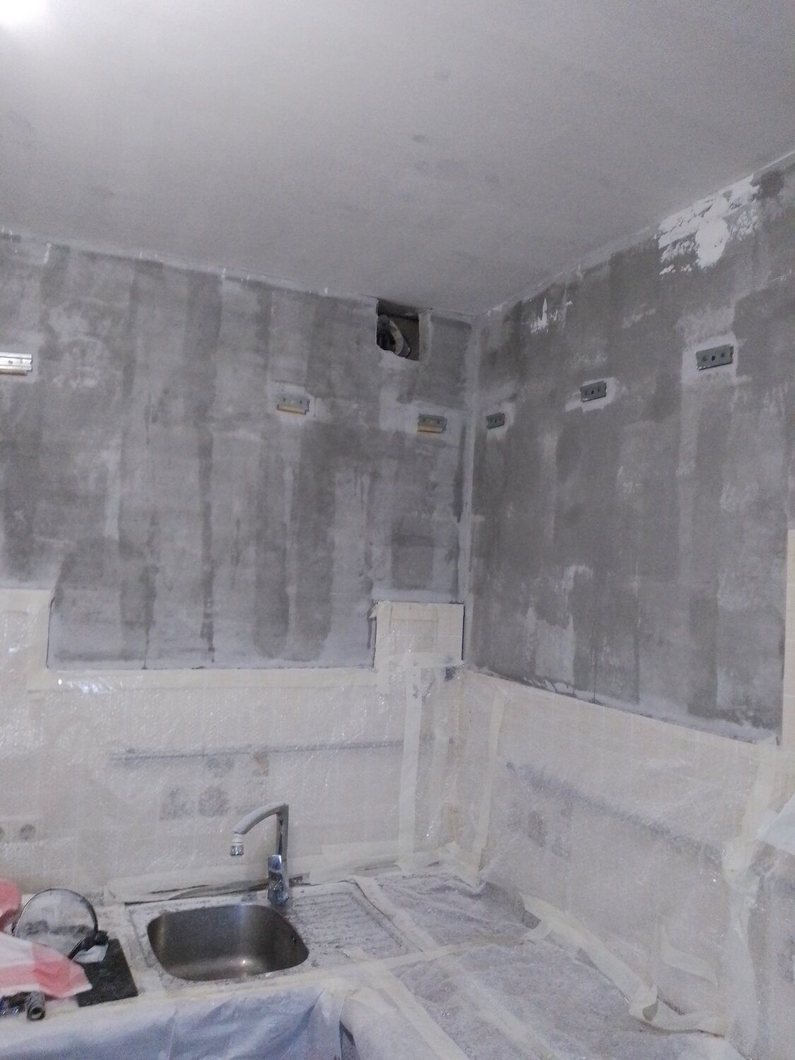 фартук из плитки на кухне, плитка на кухне, микроцемент на фартук кухни, штукатурка стен, укладка фартука из плитки на кухне