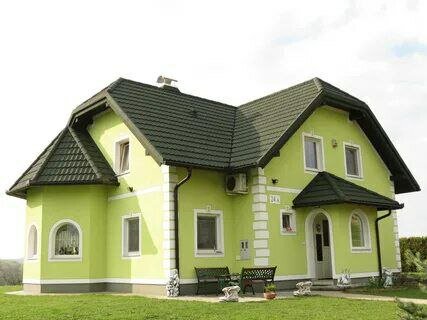 каким цветом покрасить фасад дома, черепица gerard classic forest green, дом с зеленой крышей, крашеный фасад дома, здание