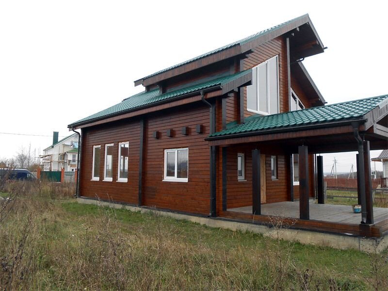 коричневый дом с зеленой крышей, деревянный дом цвет палисандр, дом деревянный дом, покраска деревянного дома снаружи, дом в
