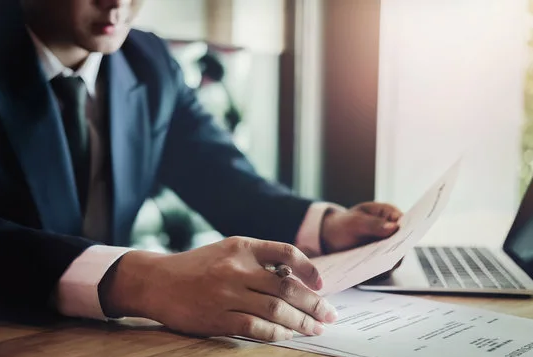 индивидуальный предприниматель заполняет документы за столом