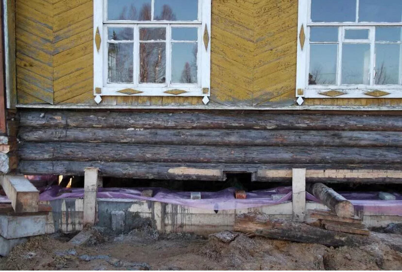 фундамент старых деревянных домов, фундамент под старый деревянный дом, фундаменты старых домов, замена нижнего венца деревянного дома, замена венцов в деревянном доме
