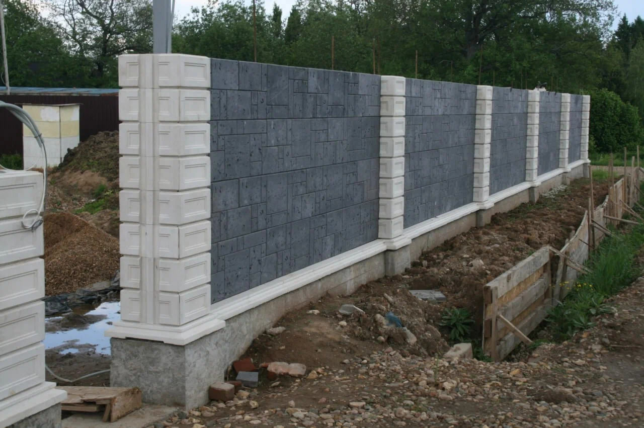 Строительство забора из бетонных блоков