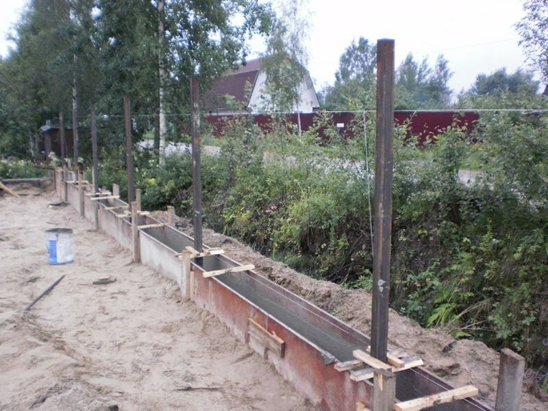 Монтаж металлических столбов для заборов и ограждений