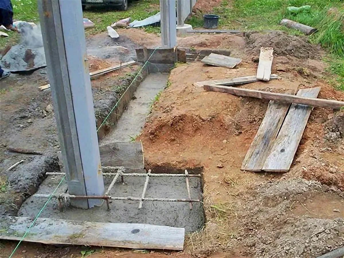 Монтаж металлических столбов для заборов и ограждений