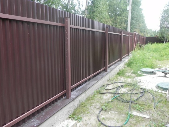 Строительство забора из профнастила