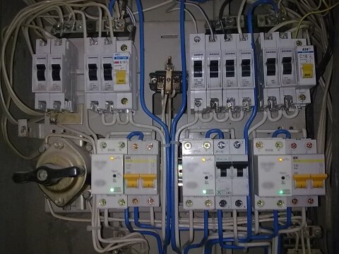 Установка защиты от скачков напряжения