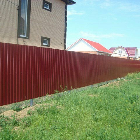 забор из профлиста, забор из профлиста красивый красный, пластиковый профнастил для забора, забор из профнастила, забор профнастил вишня